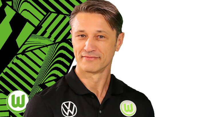 VfL Wolfsburg-Trainer Niko Kovac blickt beim Wölfe-TV Video "Grün oder Weiss" selbstbewusst in die Kamera.