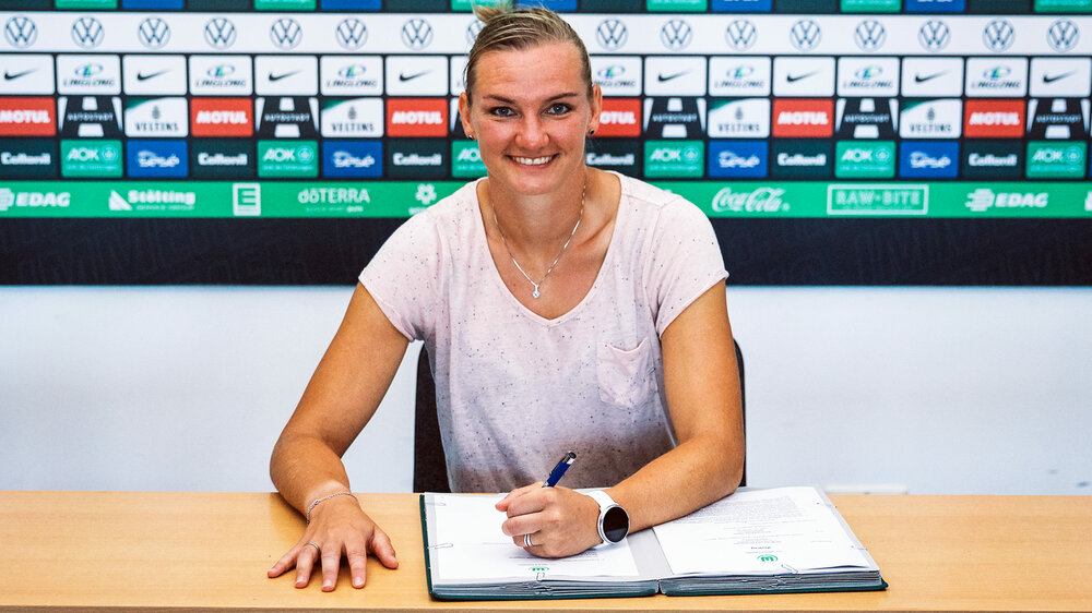 Die Nationalspielerin Alex Popp unterschreibt ihre Vertragsverlängerung beim VfL Wolfsburg.