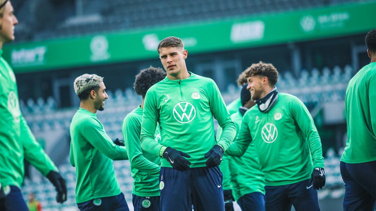 Der VfL-Wolfsburg-Spieler Micky Van de Ven in der Volkswagen Arena mit seinen Mannschaftskollegen.