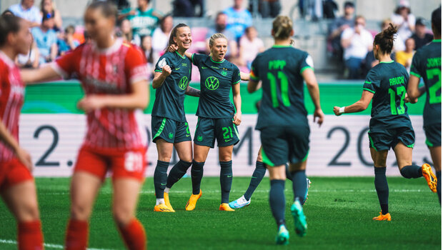 Die VfL-Wolfsburg-Spielerinnen Lynn Wilms und Rebecka Blomqvist jubeln nach einem Tor.
