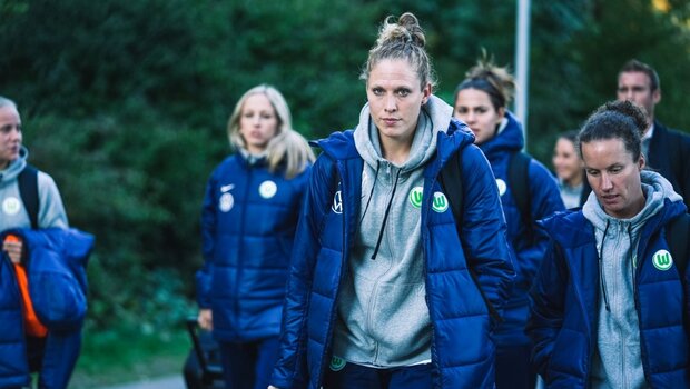Kim Kulig vom VfL Wolfsburg spaziert mit ihrer Mannschaft.