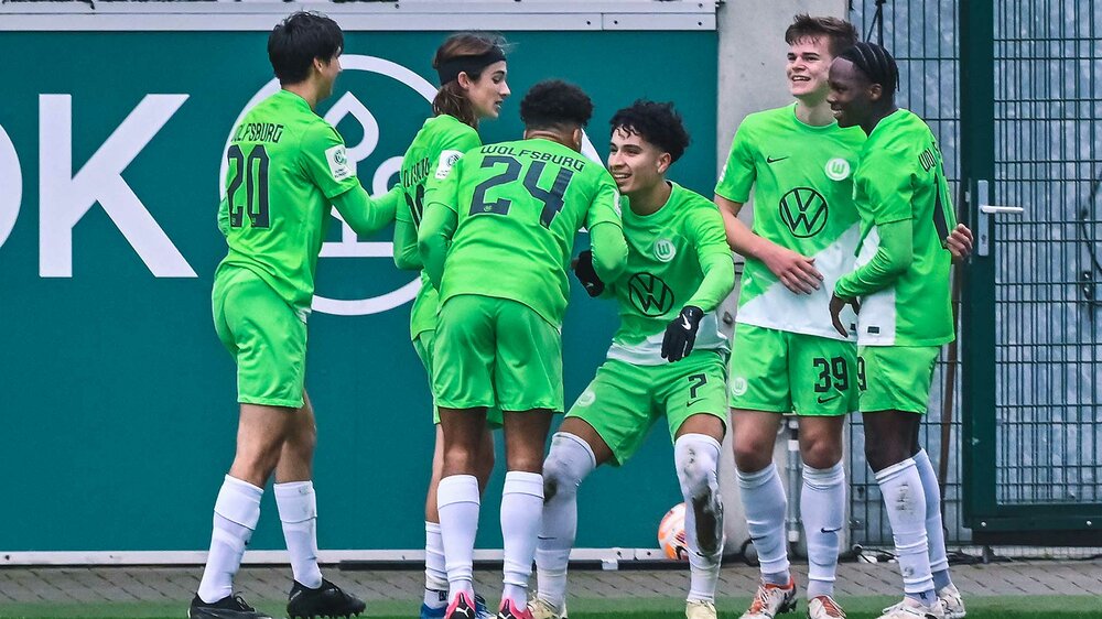 Die Nachwuchsspieler der U19 des VfL Wolfsburg bejubeln einen Treffer.