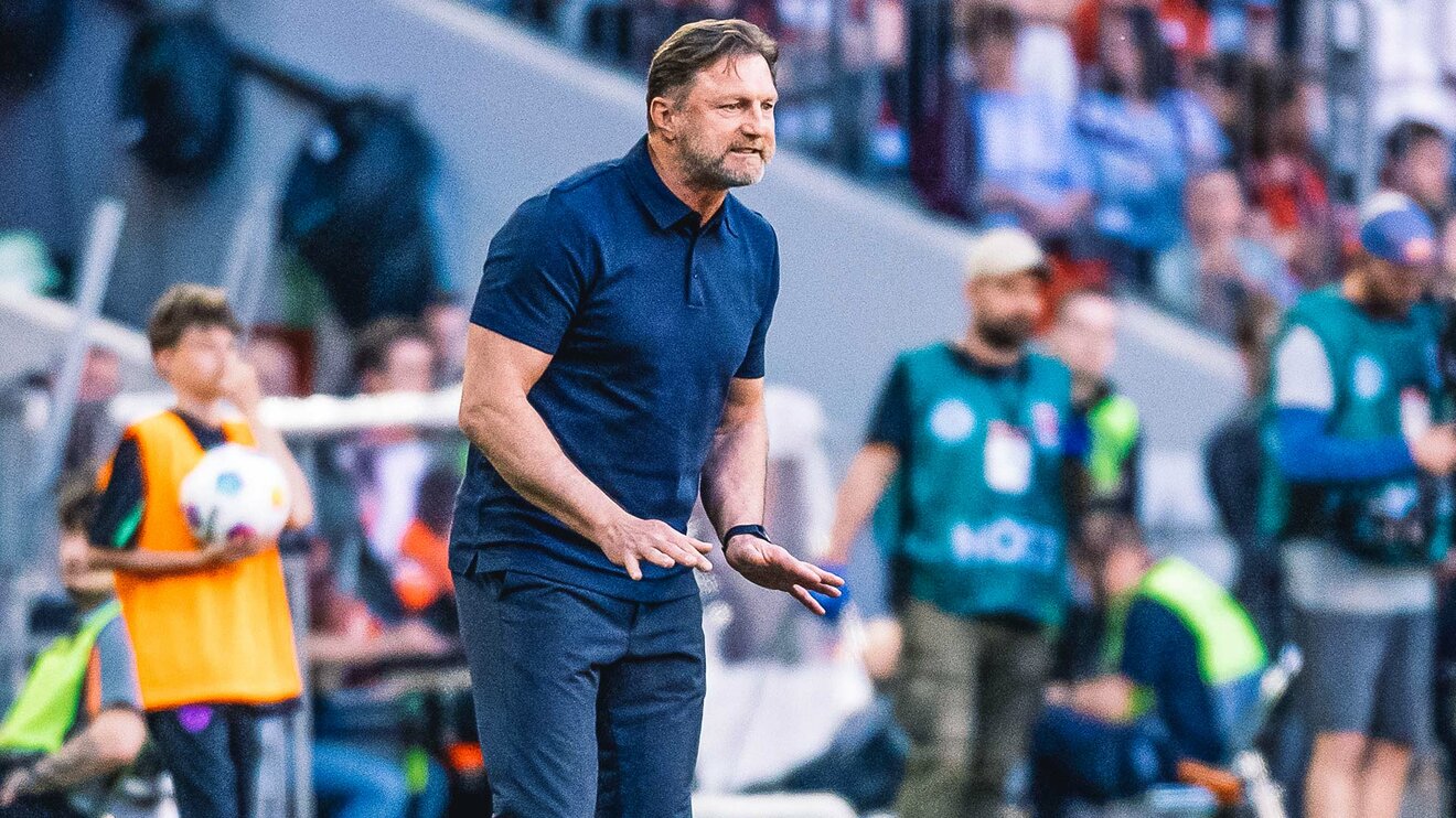 VfL-Wolfsburg-Trainer Ralph Hasenhüttl gibt am Spielfeldrand Anweisungen.