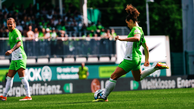 VfL-Wolfsburg-Spielerin Dominique Janssen schießt den Ball.