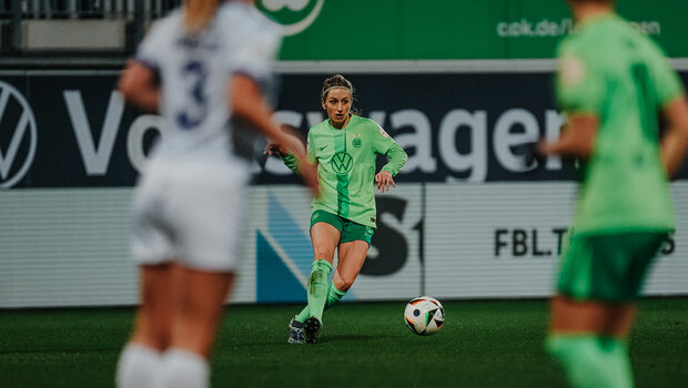 VfL-Wolfsburg-Spielerin Kathy Hendrich schießt den Ball.