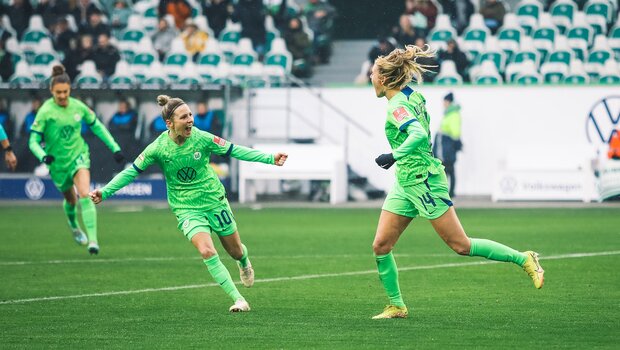 Die VfL Wolfsburg-Spielerinnen Svenja Huth und Jill Roord jubeln nach einem Tor.
