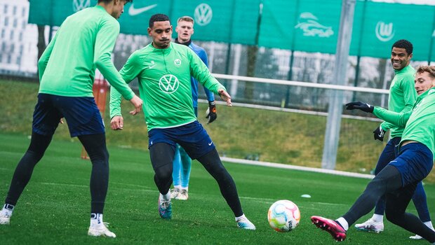 VfL-Wolfsburg-Spieler Cozza, Lacroix, Paredes und Otavio spielen sich den Ball im Training zu.