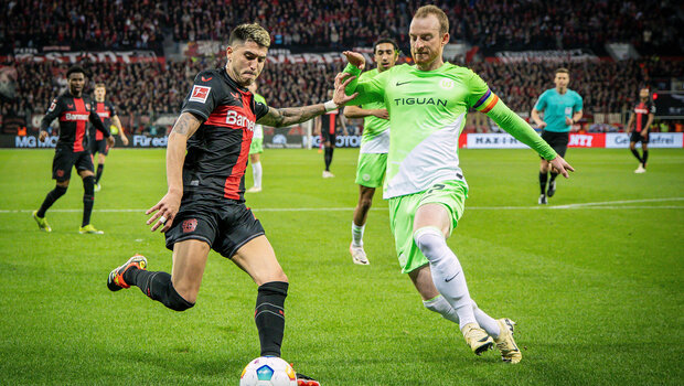VfL Wolfsburgs Kapitän Maximilian Arnold wehrt den Ball des Gegners ab.