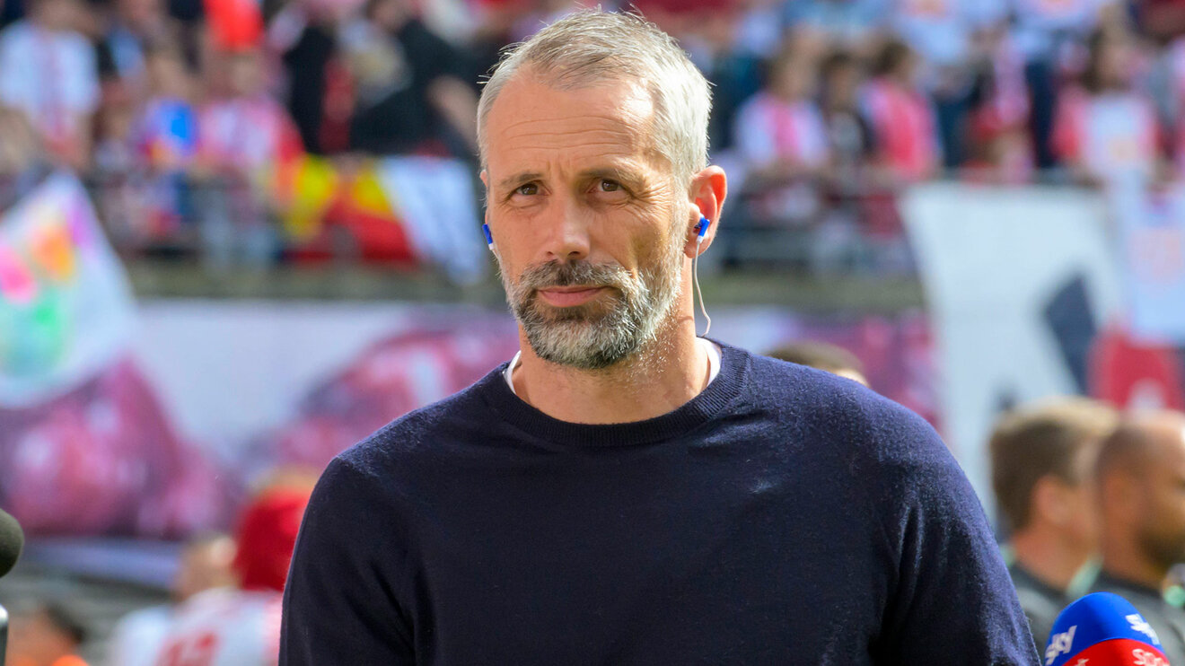 RB-Leipzig-Trainer Marco Rose am Spielfeldrand.
