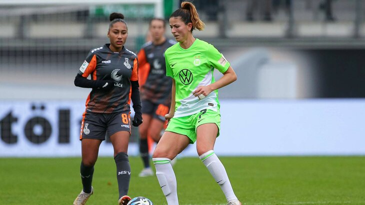 VfL-Wolfsburg-Spielerin Chantal Hagel mit dem Ball am Fuß im Hinspiel gegen Duisburg.