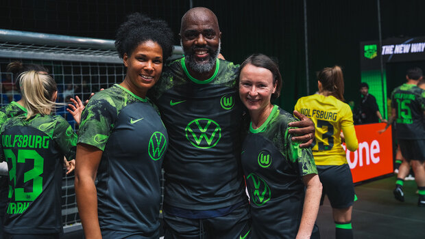 Navina Omilade, Grafite und Conny Pohlers vom VfL Wolfsburg stehen Arm in Arm.