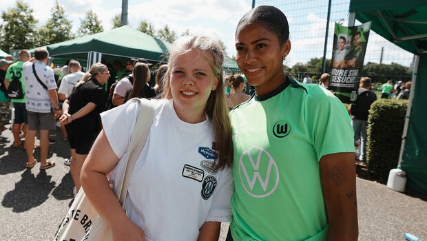 VfL Wolfsburg Spielerin Sveindís Jónsdóttir posiert beim VfL Familienfest mit einem Fan für die Kamera.