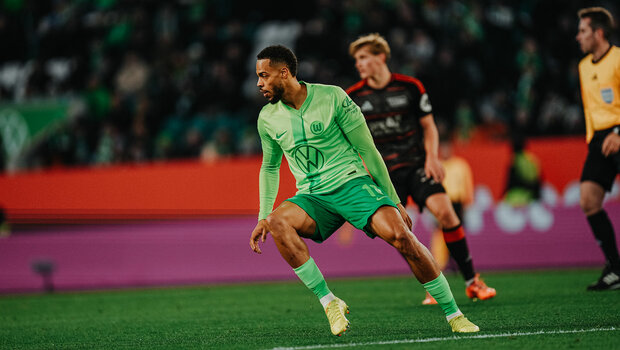 VfL-Wolfsburg-Spieler Lukas Nmecha läuft.