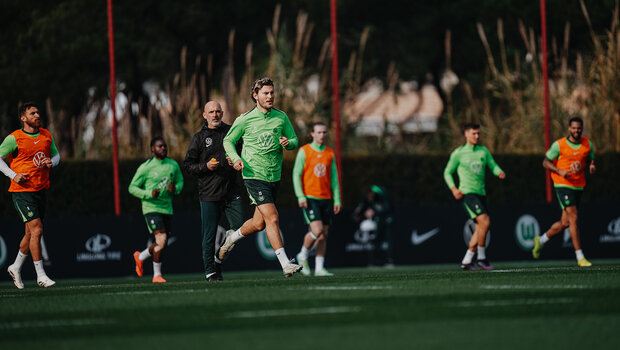 VfL-Wolfsburg-Spieler Jonas Wind beim laufen.