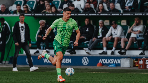 VfL-Wolfsburg-Spieler Joakim Meahle läuft mit dem Ball.