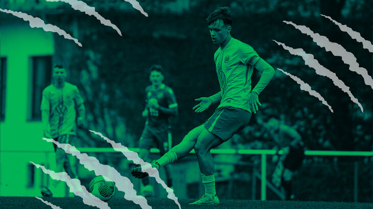 Ein Spieler der VfL-Wolfsburg-Akademie in einer Schussbewegung.
