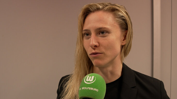 Die VfL-Wolfsburg-Spielerin Rebecka Blomqvist beim Interview.
