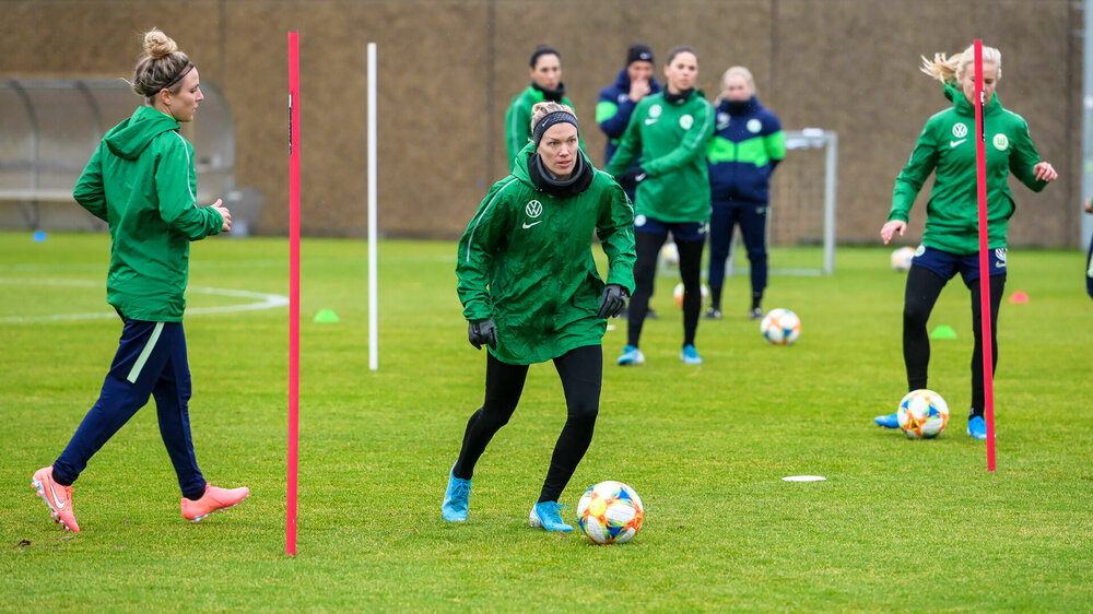Lara Dickenmann konzentriert während einer Passübung im Training der VfL-Frauen des VfL Wolfsburg. 
