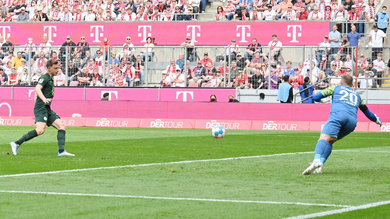 VfL-Wolfsburg-Spieler Yannick Gerhardt schießt den Ball ins Tor der Kölner.