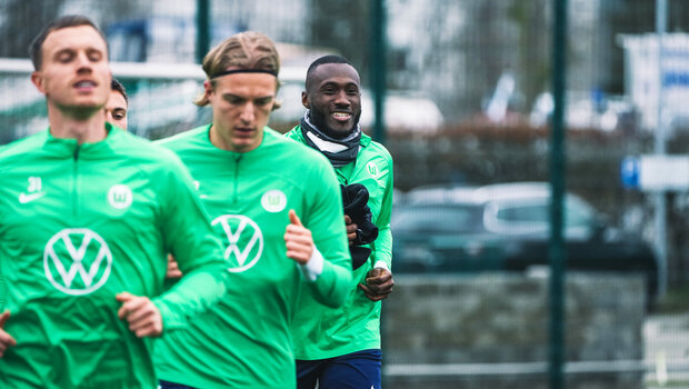 Die Spieler des VfL Wolfsburg laufen beim Training. 