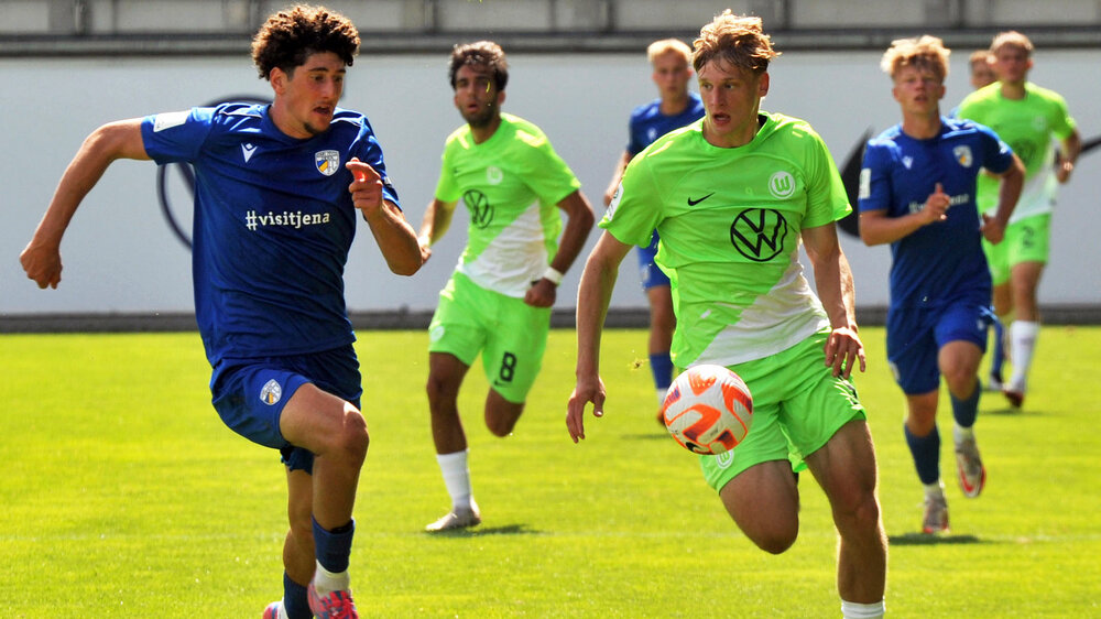 Der U19-Spieler des VfL Wolfsburg läuft neben seinem Gegner dem Ball hinterher.