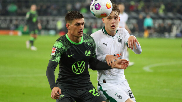 Der VfL-Wolfsburg-Spieler Joakim Maehle im Zweikampf um den Ball.