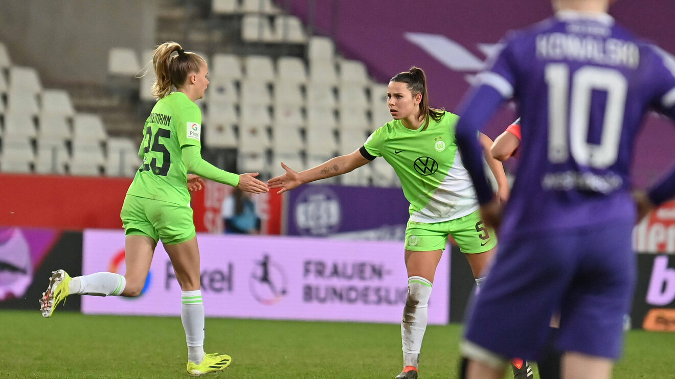 Die VfL-Wolfsburg-Spielerinnen Vivien Endemann und Lena Oberdorf klatschen sich ab.
