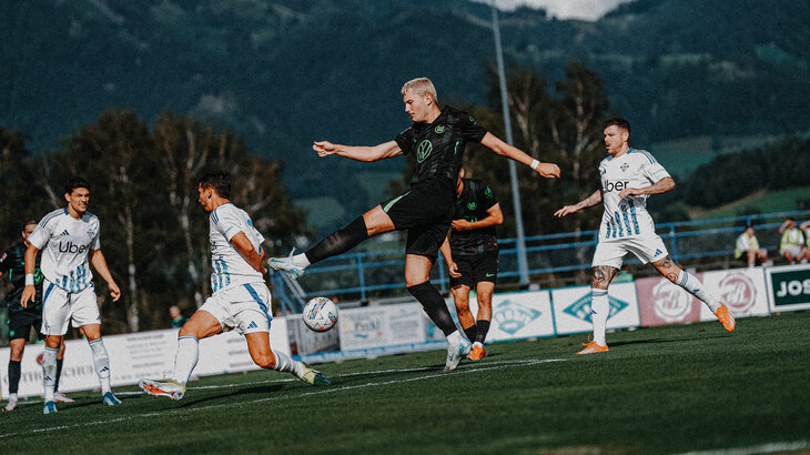 VfL Wolfsburg Spieler Jonas Wind nimmt im Testspiel gegen Como den Ball in der Luft an.
