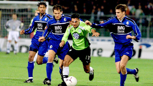 Ein VfL-Spieler setzt sich mit dem Ball am Fuß gegen drei Gegenspieler durch.