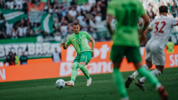 Der VfL-Wolfsburg-Spieler Denis Vavro spielt den Ball.