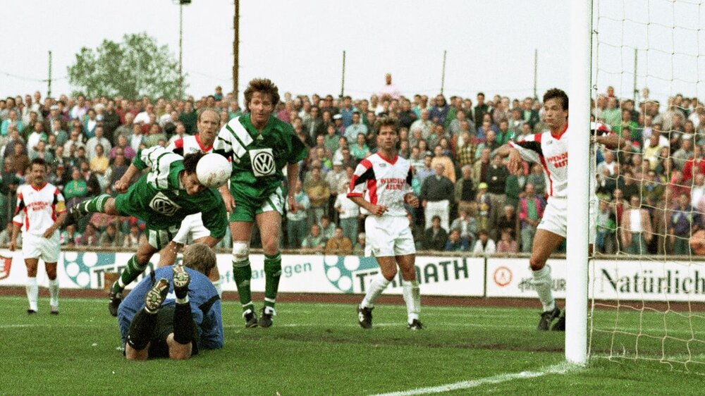 Spielszene aus einer Partie VfL Wolfsburg gegen Oldenburg 1993.