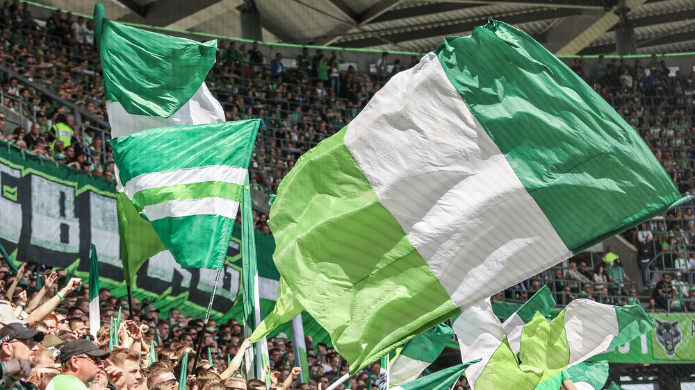 Fans mit Fahnen des VfL-Wolfsburg.