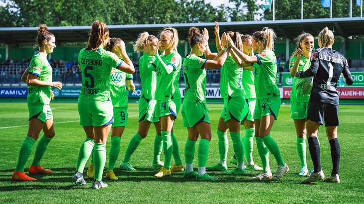 Die Frauenmannschaft des VfL Wolfsburg jubelt.