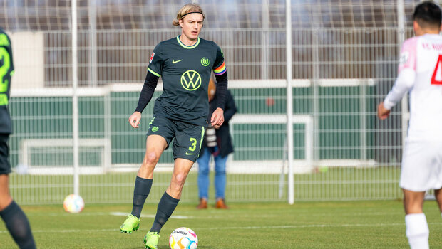 VfL-Wolfsburg-Spieler Bornauw im Testspiel gegen Augsburg am Ball.