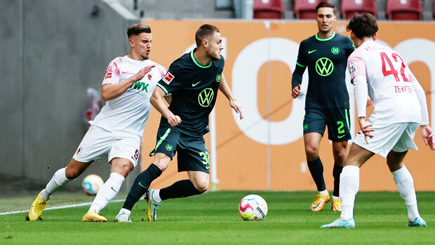 VfL-Wolfsburg-Spieler Fischer und Svanberg im Zweikampf im Testspiel gegen Augsburg.