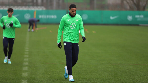 Der VfL Wolfsburg-Spieler Maxence Lacroix läuft auf dem Trainingsplatz.