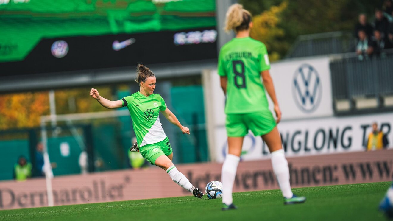 Marina Hegering vom VfL Wolfsburg holt für einen Pass aus.