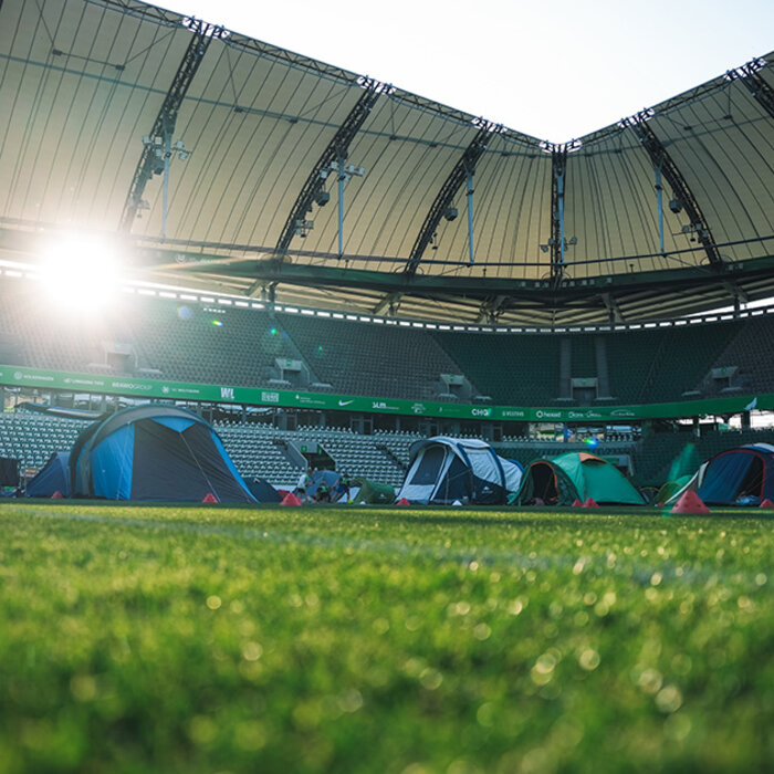 Zelte in der Volkswagenarena des VfL Wolfsburg.