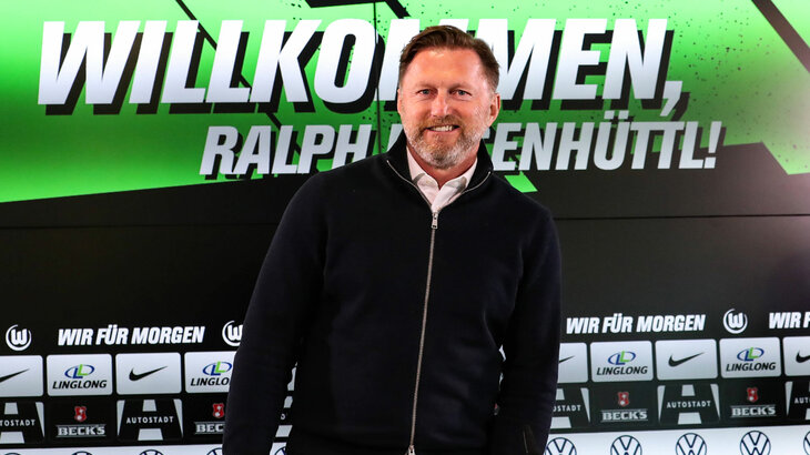 VfL Wolfsburg Trainer Hasenhüttl posiert vor einer Wand mit einem Willkommens-Schriftzug.
