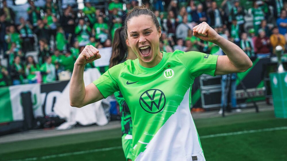 VfL Wolfsburg Spielerin Ewa Pajor jubelt.