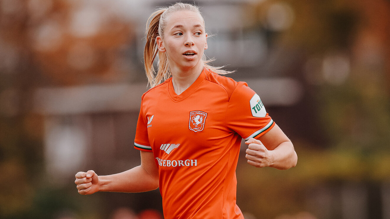 VfL-Wolfsburg-Neuzugang Ella Peddemors ballt die Fäuste im Trikot ihres aktuellen Vereins.