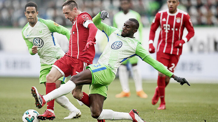 Josuha Guilavogui in a duelk with Franck Ribery. 