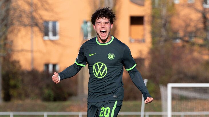 Matthew Meier vom VfL Wolfsburg jubelt mit geballten Fäusten.