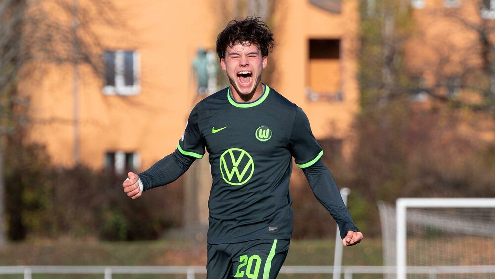 Matthew Meier vom VfL Wolfsburg jubelt mit geballten Fäusten.