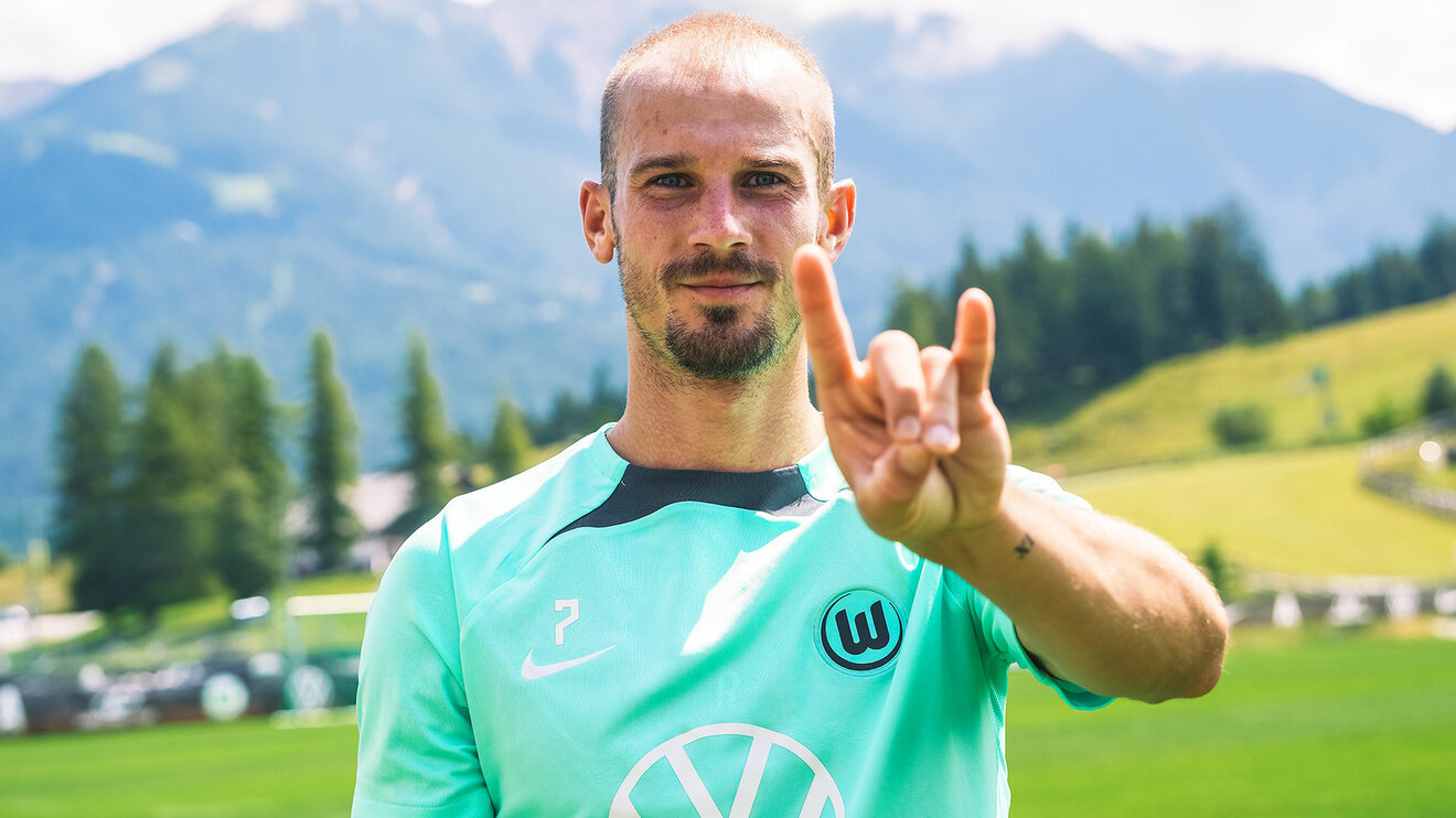 VfL-Wolfsburg-Spieler Vladislav Cerny grüßt in die Kamera.