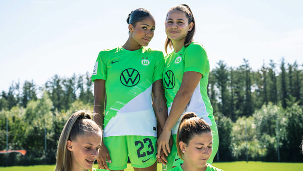 Die VfL-Wolfsburg-Spielerinnen Sveindis Jonsdottir und Lena Oberdorf lachen in die Kamera.