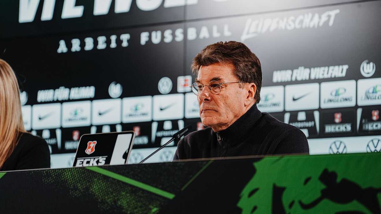 VfL-Bochum-Trainer Dieter Hecking bei der Pressekonferenz in der Volkswagen Arena.
