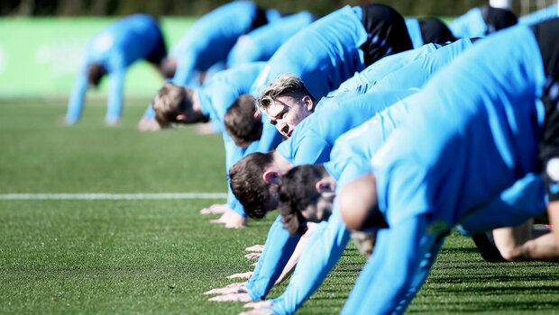 Die Spieler des VfL Wolfsburg bei einer Aufwärmübung im Trainingslager.