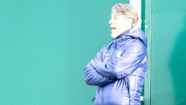 VfL-Wolfsburg-Trainer Kovac gibt seinen Spielern Anweisungen während dem Testspiel gegen Augsburg.