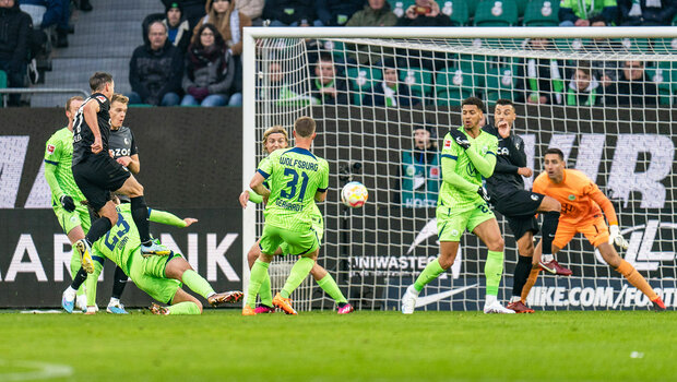 VfL-Wolfsburg-Spieler verteidigen das Tor gegen den SC Freiburg.